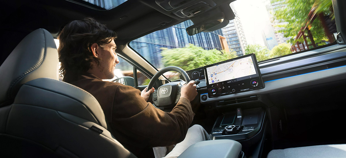 Intérieur du Toyota C-HR + électrique avec écran tactile et technologie embarquée